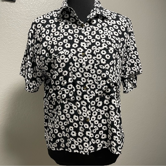 J for Justify Women’s Black and White Floral Short Sleeve Button Up Top SMALL - Picture 1 of 5